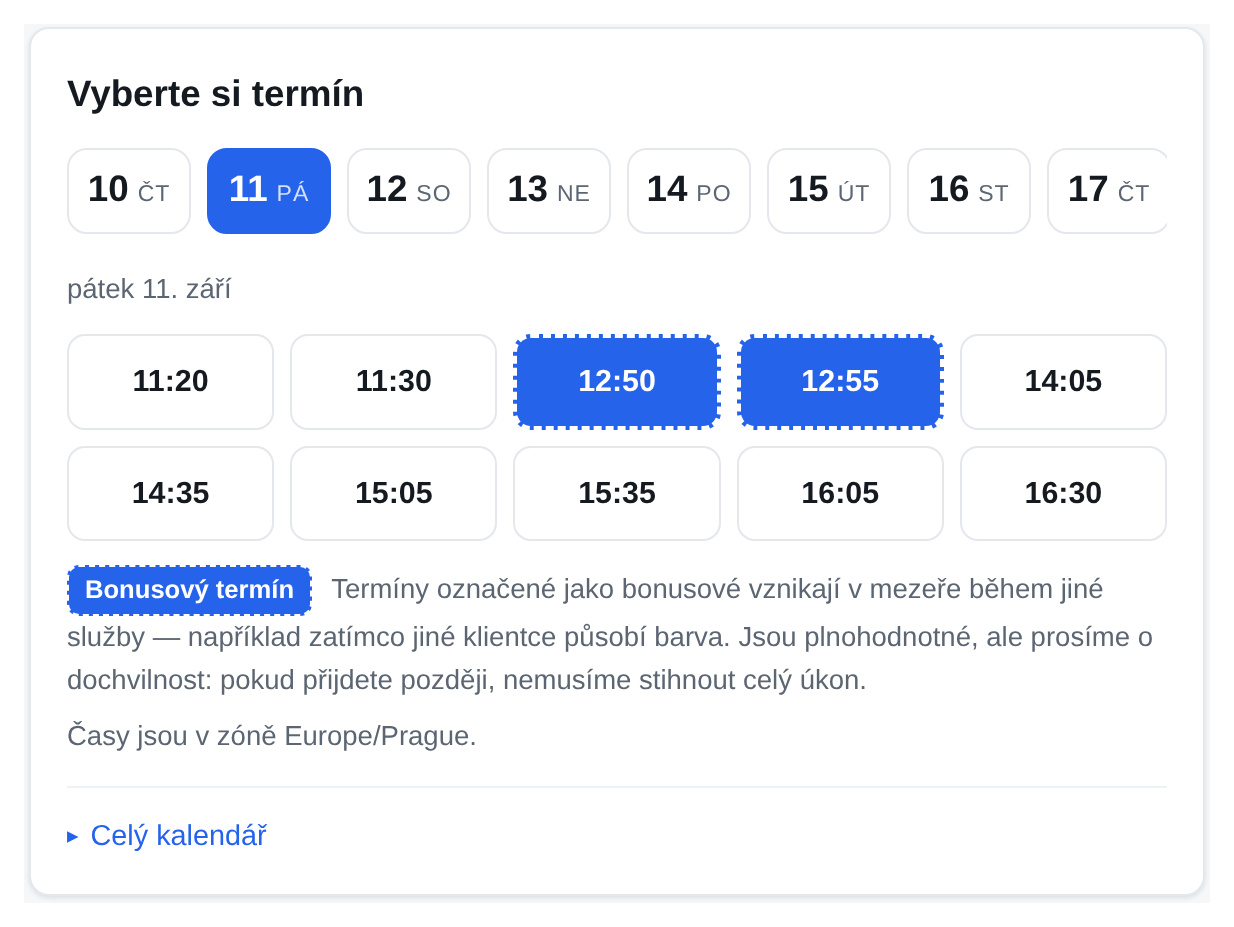 Nabídka volných termínů na rezervační stránce. Dva termíny jsou označené jako bonusové — vznikly v mezeře během barvení.