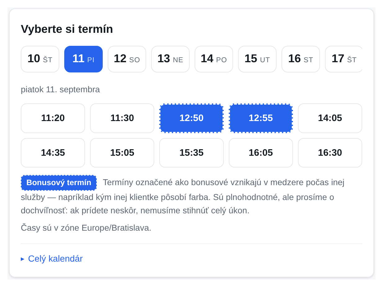 Ponuka voľných termínov na rezervačnej stránke. Dva termíny sú označené ako bonusové — vznikli v medzere počas farbenia.